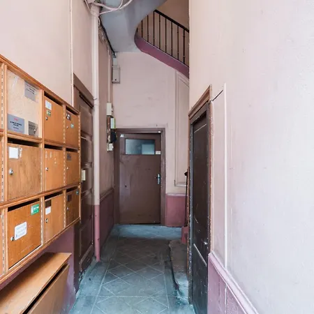 Bright, Relaxing City-centre Ail Apartment