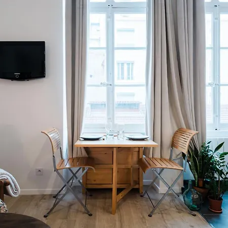 Bright, Relaxing City-centre Ail Apartment *