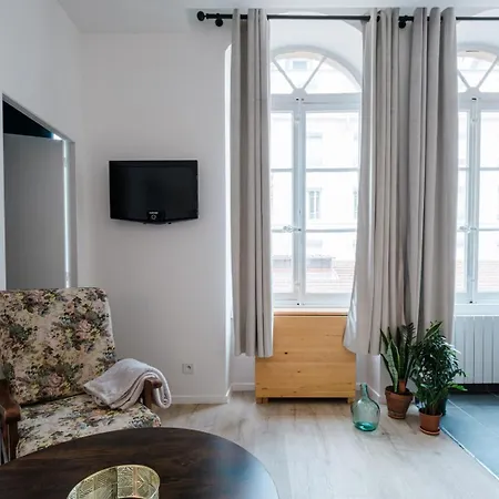 Bright, Relaxing City-centre Ail Apartment
