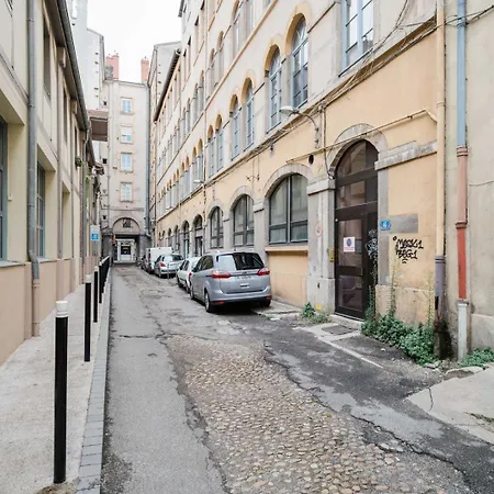 Bright, Relaxing City-centre Ail Apartment